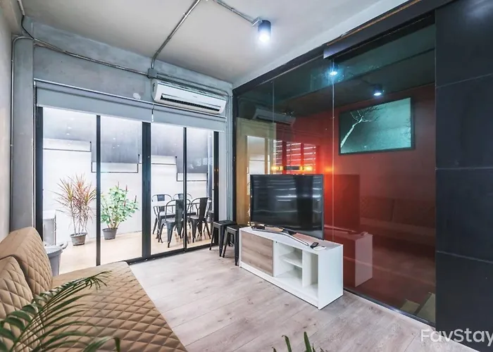 Charming Loft-style House Near Victory Monument, Holiday home Bangkok