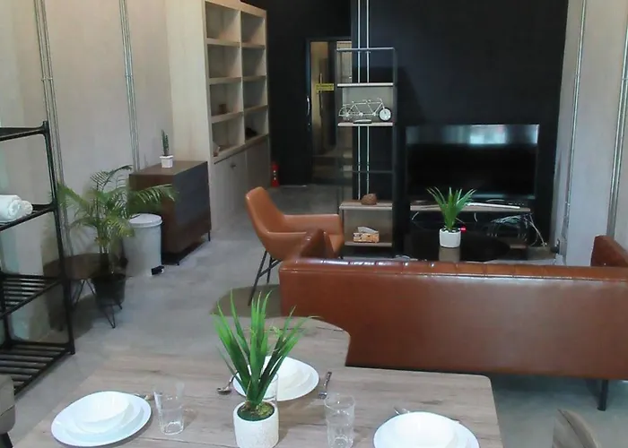 Charming Loft-style House Near Victory Monument, Holiday home Bangkok