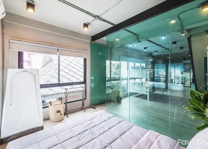 Charming Loft-style House Near Victory Monument, Holiday home Bangkok